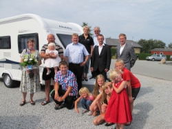 Familien, Holger Schulz fra Hobby og import�r Ib Langkj�r st�r foran den nye campingvogn.