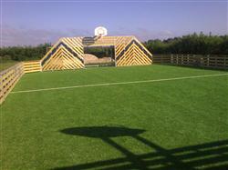 Nyhed p� Hvidbjerg Feriepark er en l�kker udend�rs fodboldarena p� kunstgr�s.
