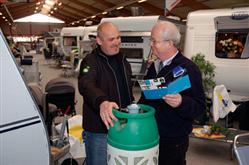 Konsulent S�ren Maix, BP Gas, og Freddy S�rensen, PJ Caravan Center i Roskilde med sikkerhedsbrochuren fra BP Gas og Sikkerhedsstyrelsen.