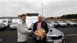 Marketingchef Peter Lorenzen fra �koda (tv), modtager her pokal og lyk�nskninger af Dansk Camping Unions J�rgen W. Fr�hlich.