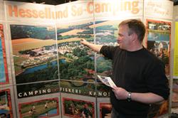 Lejrchef J�rgen Hansen viser hvor den nye 9-hullers golfbane ligger. Herudover er der blevet plads til b�de fodboldgolf og minigolf.