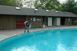 En lejrchefs opgaver er mangfoldige. Swimmingpoolen som er gratis for pladsens g�ster, er nu klar til brug. 