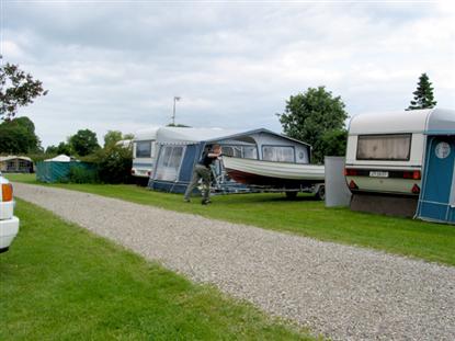 Gammelbro Camping: Ta' b�den med p� camping. Pladsen har eget b�despil.