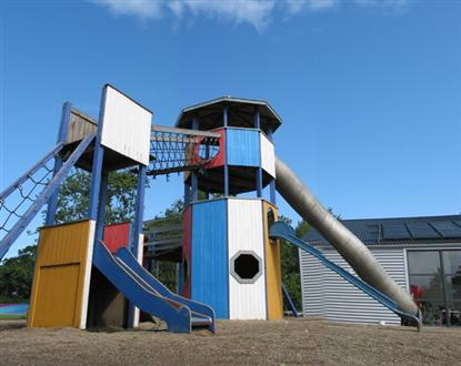 Gammelbro Camping: Gammelbro er en udbredt b�rneplads med masser af faciliteter og en k�mpestor legeplads.
