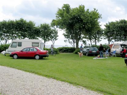 Gammelbro Camping: Kig ud over fjorden fra matriklerne p� den �ldste del af pladsen.