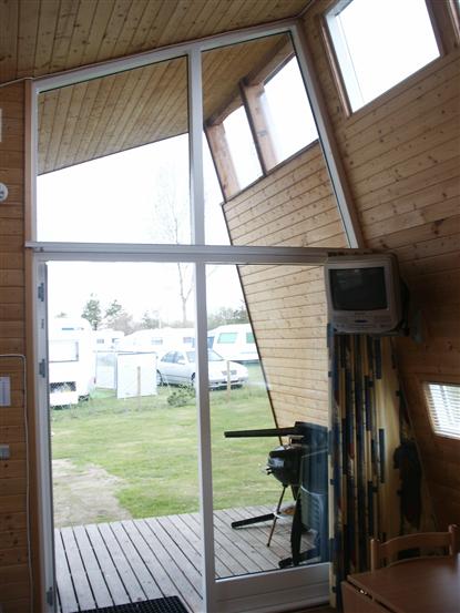 Bogense Strand Camping: Indgangsparti i glas, giver et dejligt lys i hytten.