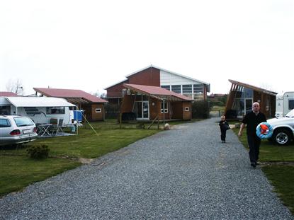 Bogense Strand Camping: Hytterne set p� afstand.