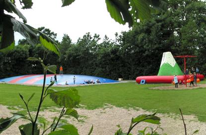 Gammelbro Camping: Den st�rste hoppepude vi endnu har set p� en dansk campingplads!