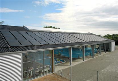 Gammelbro Camping: Den ene side af bygningen kan �bnes ud til solterrasserne p� de varme dage.